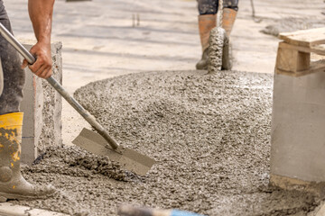 Fototapeta na wymiar Worker leveling concrete