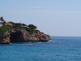 Sonnige Küste von Cala Mandia auf Mallorca in Spanien