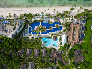 필리핀 보홀 팡라오섬의 알로나 비치의 건물들과 아름다운 여명