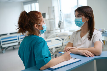 Obraz premium Physicians talking at the desk in the resuscitation chamber