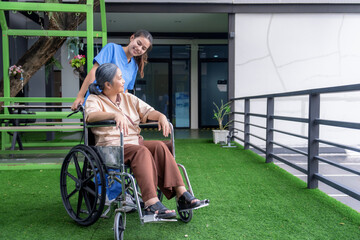 Obraz premium Elderly women receive treatment and care from doctors and nurses in hospitals or nursing homes.