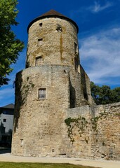Fototapeta na wymiar La tour Goguin et les vestiges des anciens remparts de la ville de Nevers 