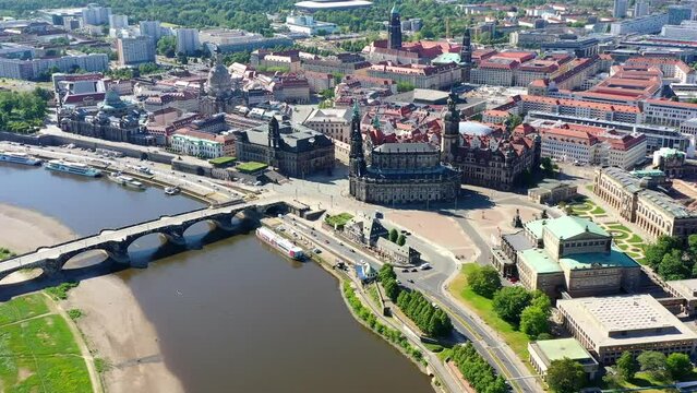 Drohnenaufnahme, Flug &uuml;ber die historische Altstadt, die Elbe und alle Sehensw&uuml;rdigkeiten, Schiffsanleger, Frauenkirche, Schloss, Zwinger, Oper, Rathaus, Kreuzkirche, Dresden, Sachsen, Deutschland