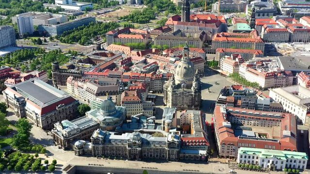 Drohnenaufnahme, Flug &uuml;ber die historische Altstadt, die Elbe und alle Sehensw&uuml;rdigkeiten, Schiffsanleger, Frauenkirche, Schloss, Zwinger, Oper, Rathaus, Kreuzkirche, Dresden, Sachsen, Deutschland