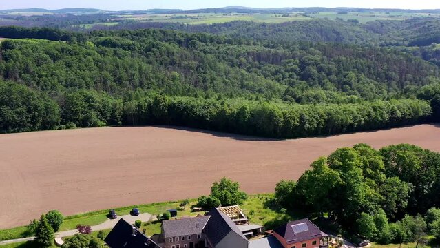 Drohnenvideo, Flug &Uuml;ber den Nationalpark S&auml;chsische Schweiz, Hocksteinsch&auml;nke. Motorr&auml;der unterwegs, Stra&szlig;enkreuzung, Hohnstein, Sachsen, Deutschland