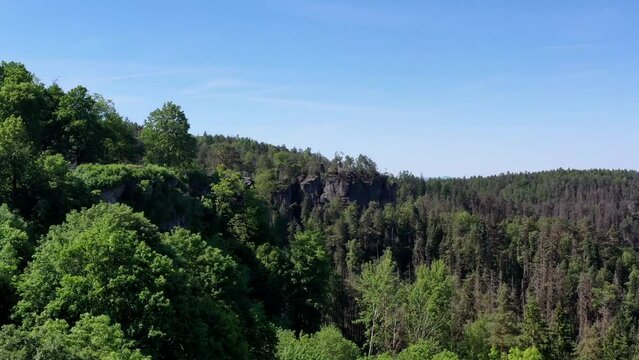 Drohnenvideo, Flug &uuml;ber die W&auml;lder des Nationalpark S&auml;chsische Schweiz, historische mittelalterliche Burg Hohnstein, Sachsen, Deutschland