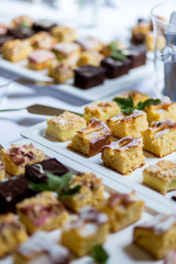 Kuchen aus Deutschland auf einem Hochzeitsbuffet, schön grafisch angerichtet
