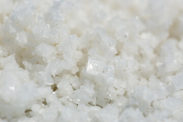 Fleur de sel en plan rapproché, cristaux développés avec quelques particules d'argile