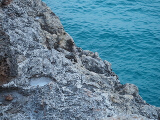 Steinfelsen an der Meeresküste auf Mallorca