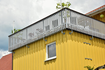 Moderne Balkone mit Sichtschutz aus beschichteten Aluminiumelementen und Metall-Geländer an...