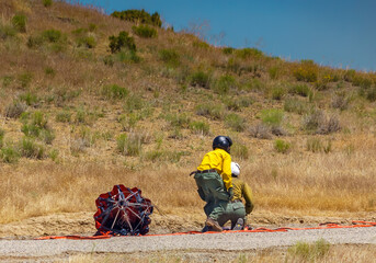 Obraz premium Helitack crew configures the ship for bucket operations