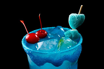 Azulito o pitufo es un cóctel de vodka, curacao, bebida energizante y refresco de lima, se sirve...