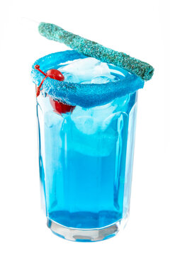 Azulito o pitufo es un c&oacute;ctel de vodka, curacao, bebida energizante y refresco de lima, se sirve en un vaso decorado con un escarchado de chamoy y dulces