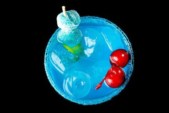 Azulito o pitufo es un c&oacute;ctel de vodka, curacao, bebida energizante y refresco de lima, se sirve en un vaso decorado con un escarchado de chamoy y dulces
