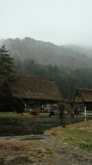 Fototapeta na wymiar Villa japonesa en la montaña. Shirakawa.