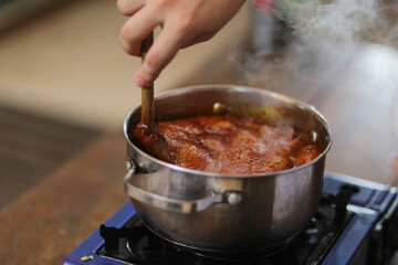 Chef talentoso preparando o doce tradicional de Paraty: Pé de Moleque com gengibre, melado de cana e farinha de mandioca