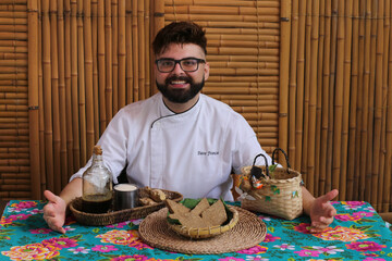 Chef talentoso preparando o doce tradicional de Paraty: Pé de Moleque com gengibre, melado de cana...