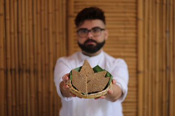 Chef talentoso preparando o doce tradicional de Paraty: Pé de Moleque com gengibre, melado de cana...