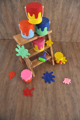 potes com tintas coloridas  com manchas coloridas , atividade escolar divertida e alegre, pinturinha infântil 