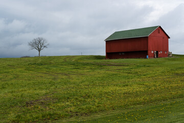 Obraz premium Red barn in the spring