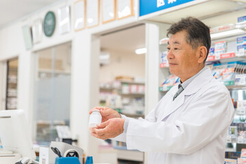 調整薬局で服薬指導する薬剤師・調剤師
