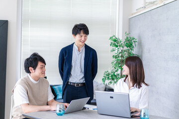 楽しく仕事をする若いビジネスパーソン