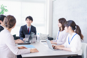 オフィスでビジネスミーティングをする会社員