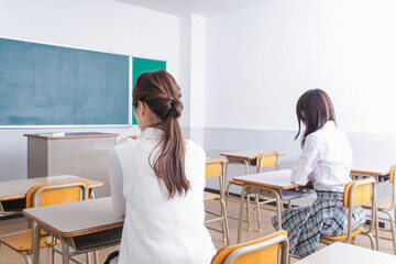 教室に座る学生