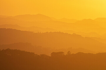 Atardecer entre las montañas