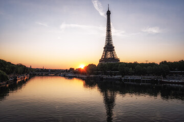 Fototapeta na wymiar Eiffel Tower Seine River Sunrise View