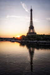 Obraz na płótnie Canvas Eiffel Tower Seine River Sunrise View