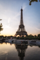 Fototapeta na wymiar Eiffel Tower Seine River Sunrise View