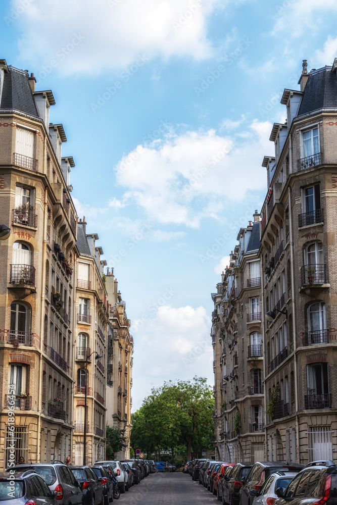 Wall mural Paris apartment building alleyway