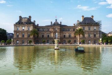 Fototapeta na wymiar Luxembourg Palace and Grand Bassin
