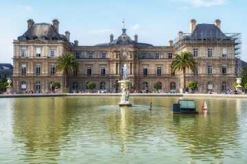 Fototapeta na wymiar Luxembourg Palace and Grand Bassin