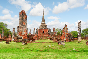 Fototapeta premium Scenic ruins of Wat Phra Si Sanphet in Ayutthaya, Thailand