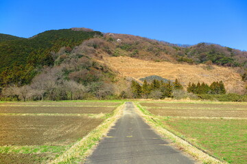 田舎の山々と田んぼとあぜ道の冬の風景3
