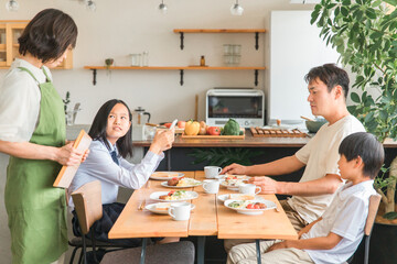 食事中にスマホを使う反抗期の子供と困る両親・家族
