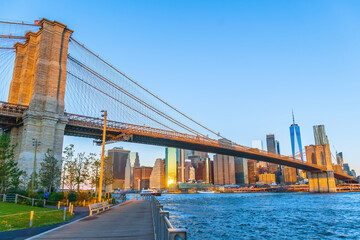 Manhattan's skyline with Brooklyn bridge, cityscape of New York City in the United States - obrazy, fototapety, plakaty