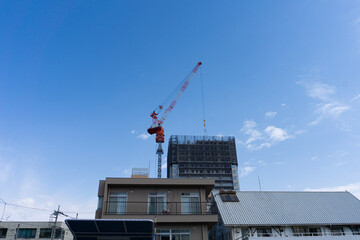 建設中のタワーマンションと大型クレーン