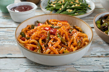 spaghetti con verdure e spezie cibo e gastronomia asiatica 