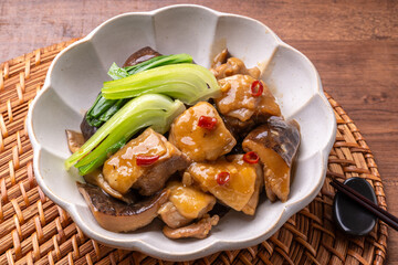 干し椎茸と鶏もも肉のオイスター煮込み