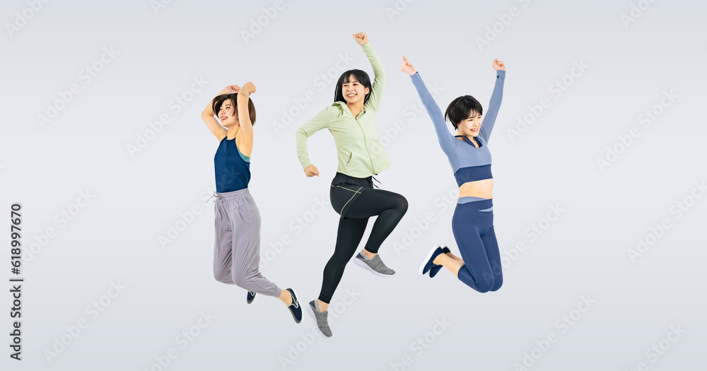Aufkleber スポーツウェアを着てジャンプする女性のグループ　（切り抜き背景透過pngも販売しております。作成者リンクから「png」で検索してください）