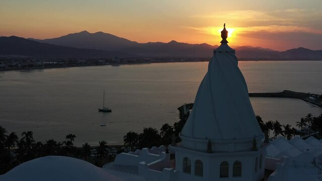  Hermosa imagen de drone que muestra el atardecer en la ba&iacute;a de Manzanillo, Colima.