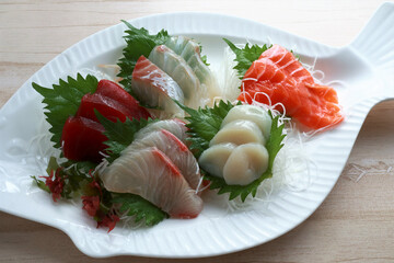 刺身の盛り合わせ　白いプレート