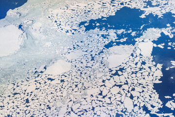 飛行機から見た北極圏の雪山や氷河から溶け出す流氷の景色　地球温暖化 © sunrising4725