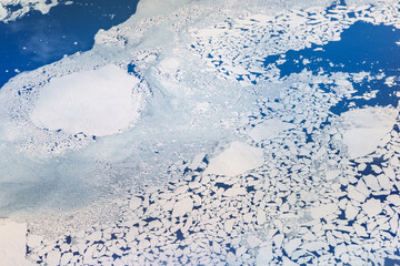 飛行機から見た北極圏の雪山や氷河から溶け出す流氷の景色　地球温暖化