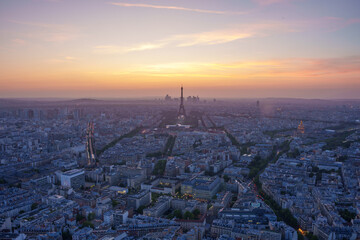 夕暮れ時のパリの街並みとエッフェル塔