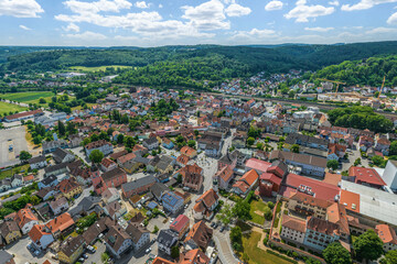 Obraz premium Die Eisenbahnerstadt Treuchtlingen im Naturpark Altmühltal im Luftbild