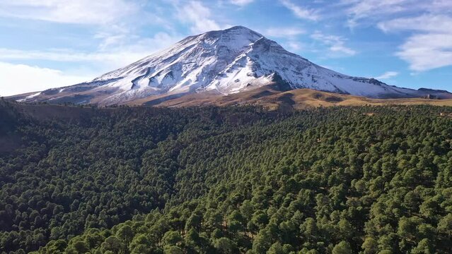 Toma de drone que muestra el volc&aacute;n Popocat&eacute;petl con nieve.